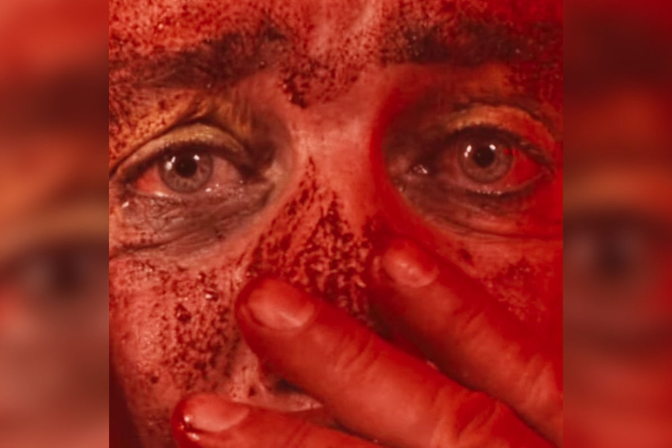 Till Lindemann (60) schockiert im Video zu seinem neuen Solo-Song "Zunge" unter anderem mit blutverschmiertem Gesicht.