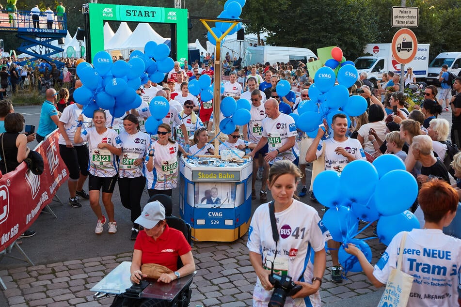 Die CVAG-Teilnehmer liefen 2019 mit einer Straßenbahn-Attrappe.