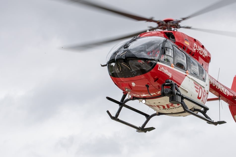 Ataque de perro durante un paseo: helicóptero de rescate lleva a la víctima al hospital
