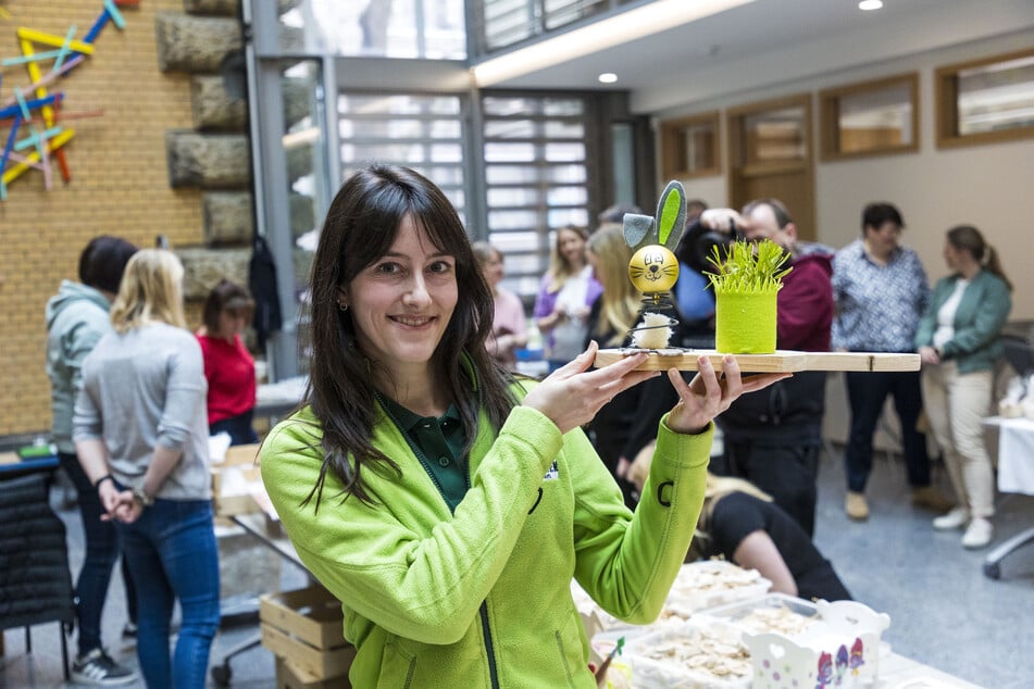 Sylvia Langer zeigt Produkte von Gitterladen.de, wo es die verschiedensten Produkte zu kaufen gibt.