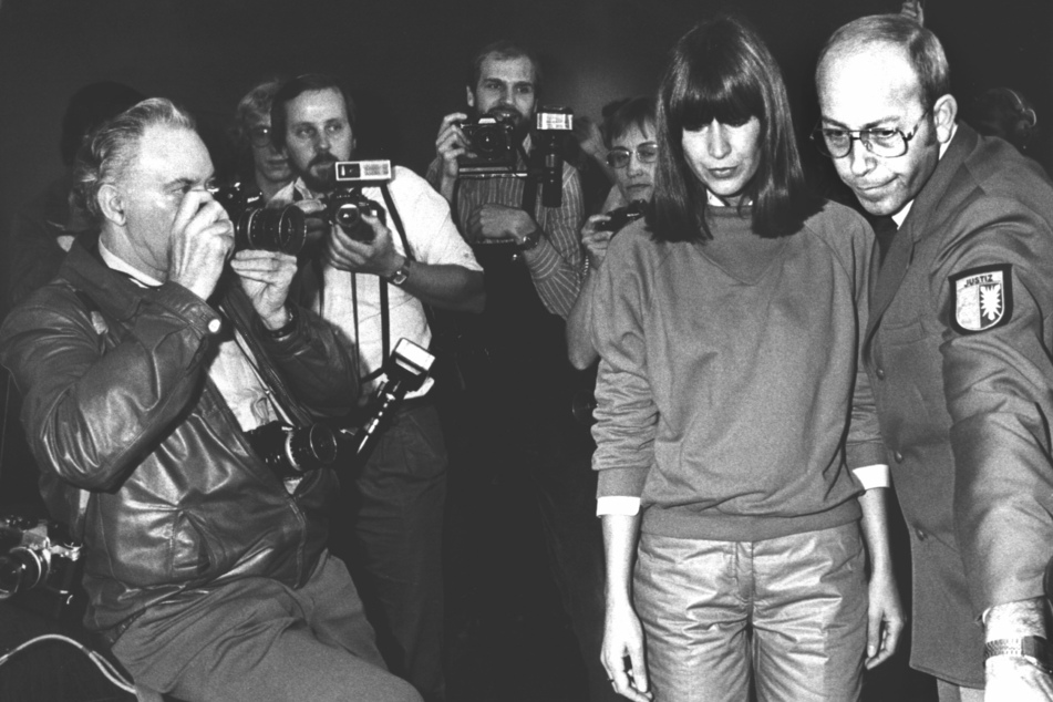Durch einen Pulk von Fotografen geht Marianne Bachmeier (2.v.r) am 2. November 1982 zu ihrem Platz im Gerichtssaal.