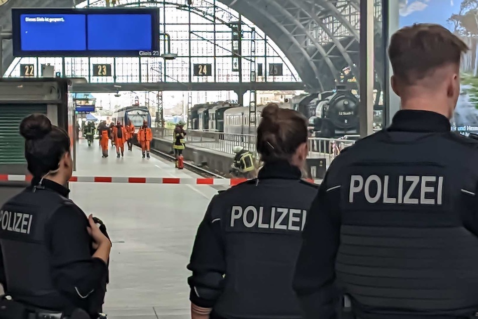 Die Polizei sperrte den Gleisbereich am Hauptbahnhof ab.