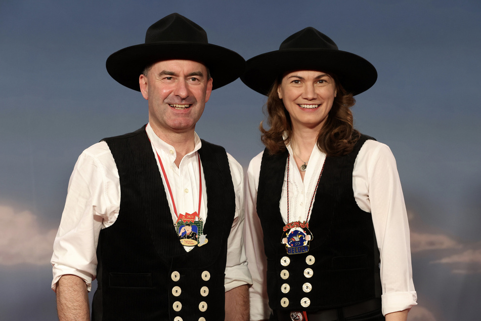 Hubert Aiwanger (52, Freie Wähler) und seine Partnerin Tanja Schweiger kamen im Zimmermans-Kostüm.