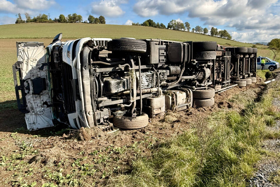 Warum der riesige Lastwagen von der Straße abkam, ist derzeit noch ungewiss.