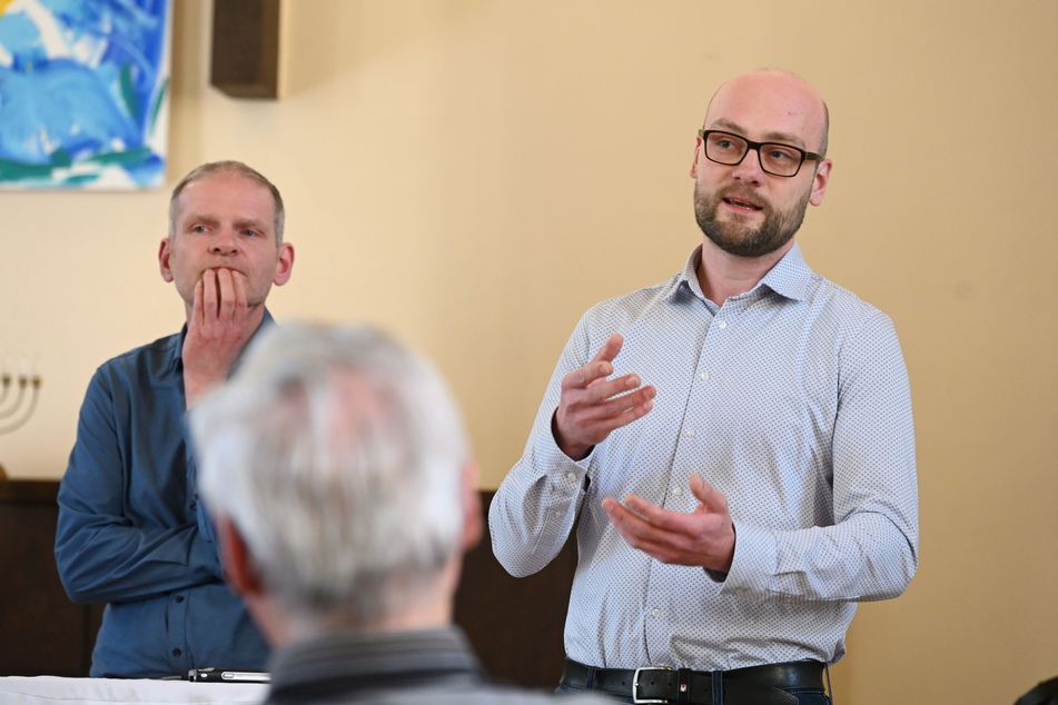 Jens Paßlack (48, l.) von der Verbraucherzentrale und Kriminaloberkommissar Tom Findeisen (37) warnten im Gemeindesaal Kreherstraße vor den Enkeltricks.