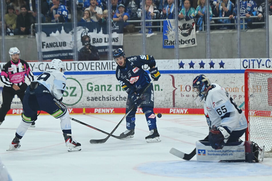 Blitzstart: Tomas Andres (M.) traf schon nach 56 Sekunden zur Dresdner Führung.