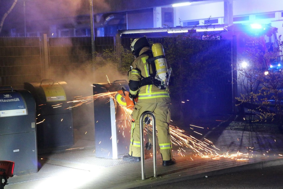 Ein brennender Müllcontainer konnte nicht gleich gelöscht werden.