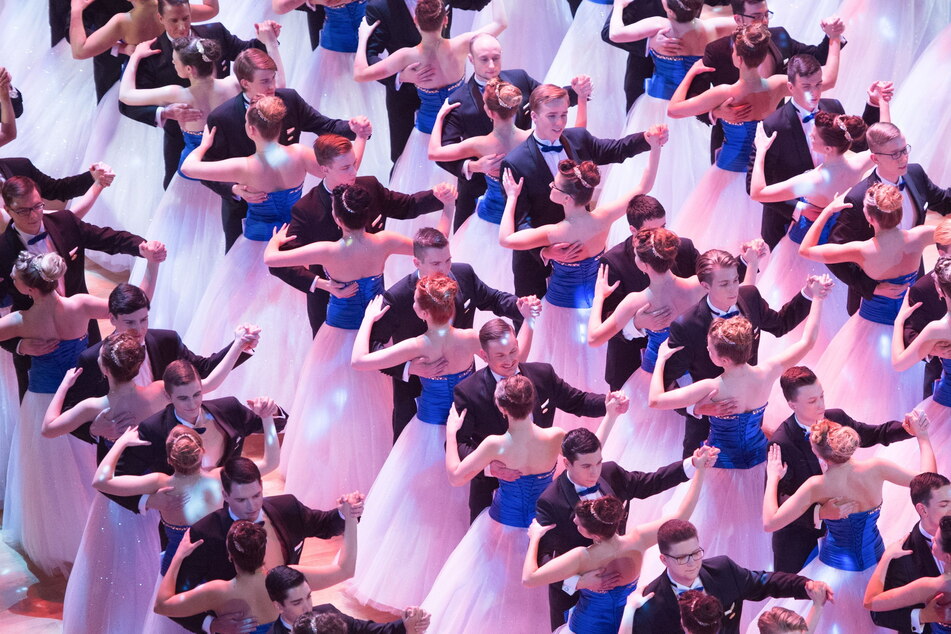 Rund 100 Debütantenpaare werden den Ball auch 2024 mit einer Choreografie der Tanzschule Lax eröffnen.