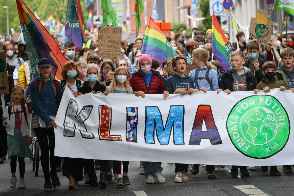 Kurz vor der Landtagswahl demonstrierte die Klimabewegung "Fridays for Future" am Freitag an mehreren Orten in Schleswig-Holstein.
