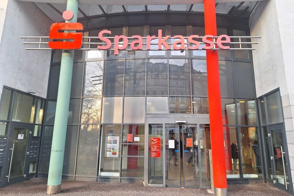 Tagsüber wird das Foyer der Geschäftsstelle in Reudnitz von einem Mitarbeiter einer privaten Sicherheitsfirma bewacht.