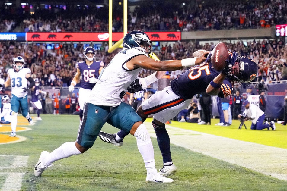 Hatten die Kritiker recht? Die Philadelphia Eagles (weißes Trikot) bekommen mit ihrer Offense keine PS mehr auf den Rasen. Das konnten die Chicago Bears überraschend effektiv ausnutzen.