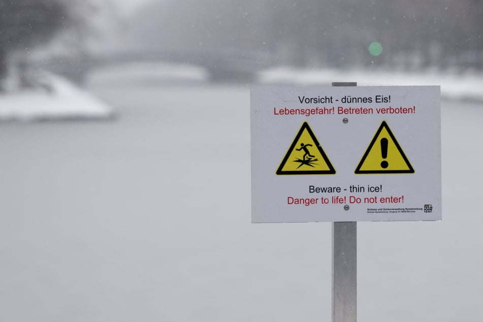 Schilder am Nymphenburger Kanal warnen vor dem Betreten der Eisflächen.