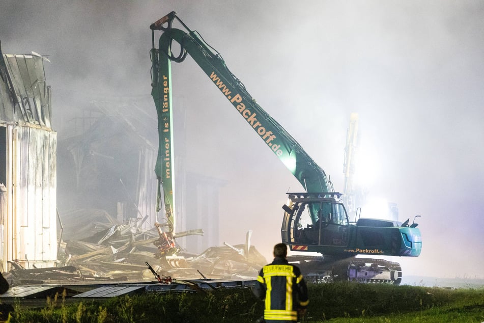 Damit die Feuerwehr das Feuer besser löschen konnte, zerkleinerte ein Bagger das Dach.