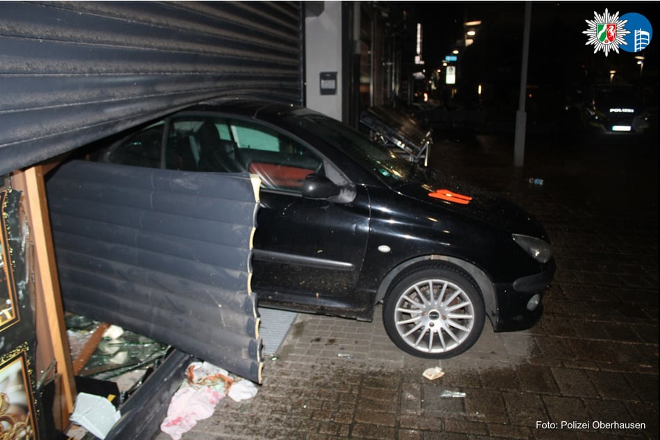 Die Täter fuhren rückwärts durch das Rolltor eines Juweliers auf der Marktstraße.