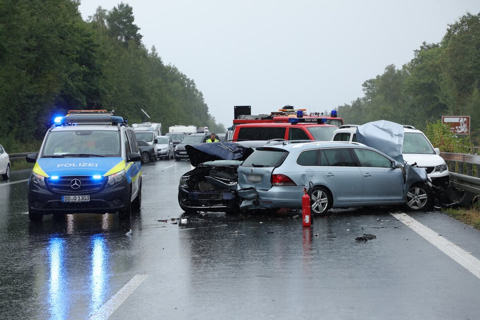 Laut Polizei wurden unfassbare 25 Autos durch den Massencrash beschädigt.