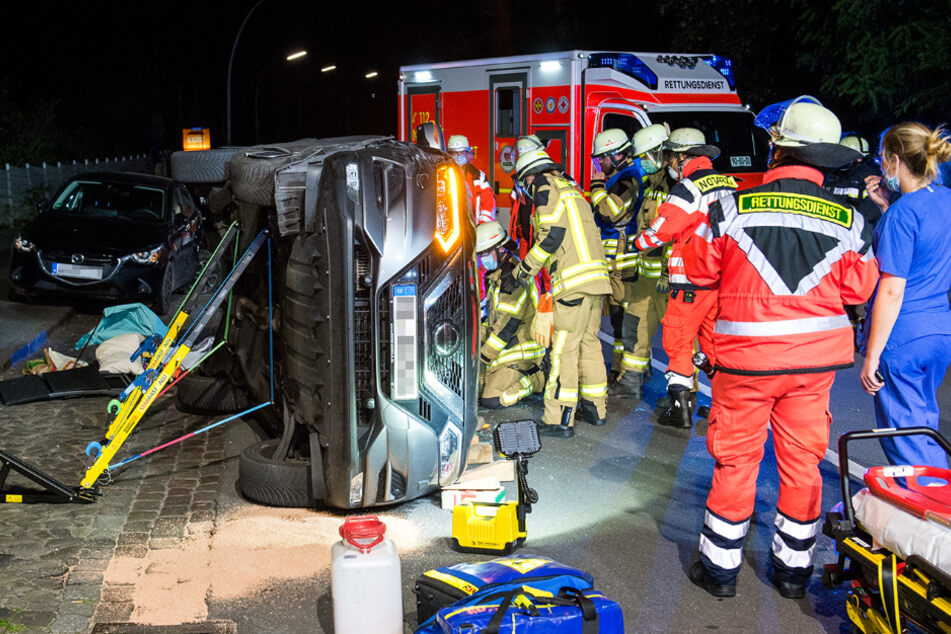 Zunächst befreiten die Einsatzkräfte den Mann aus seinem Wagen.