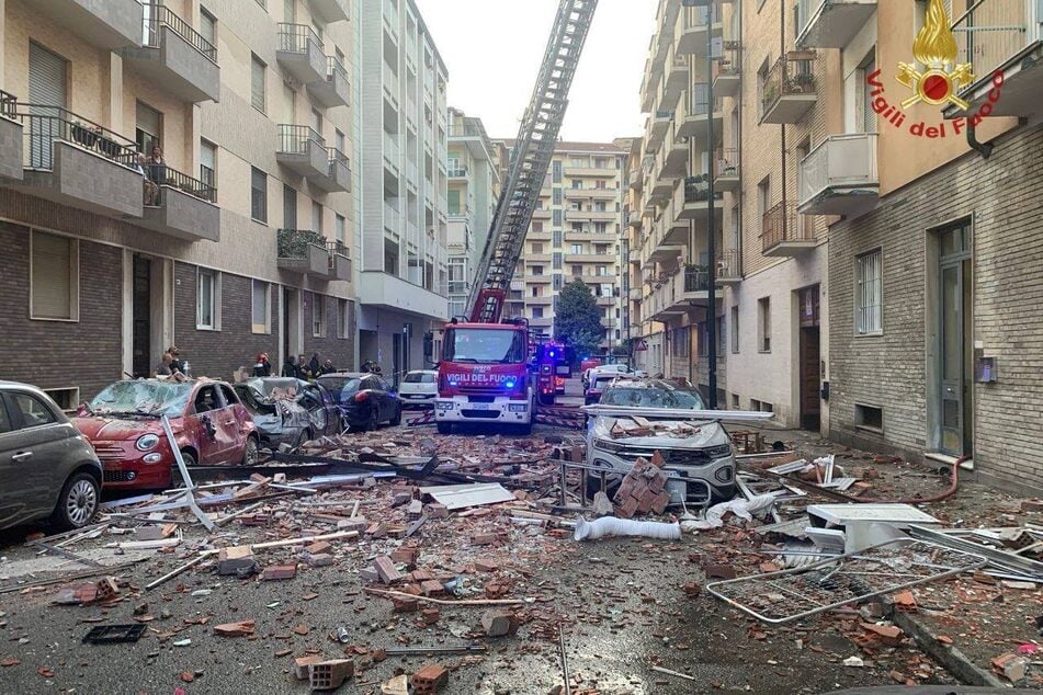 Bei einer Explosion in einem Wohnhaus in Turin kam ein Mann ums Leben, weitere Menschen sind teils schwer verletzt.