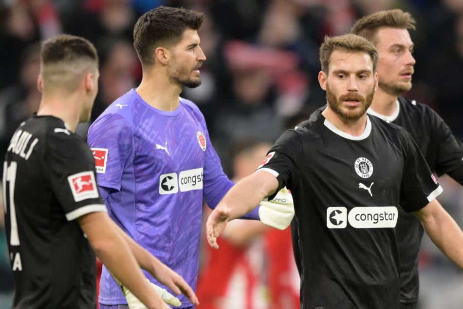 Abwehrspieler Lars Ritzka (27, 2.v.r.) gab sich nach der Last-Minute-Niederlage noch am Spielfeldrand kämpferisch.
