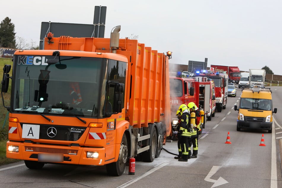 Feuerwehreinsatz auf der A4-Anschlussstelle in Hohenstein-Ernstthal am Montagmorgen: Die Bremsen eines Müllautos liefen heiß.