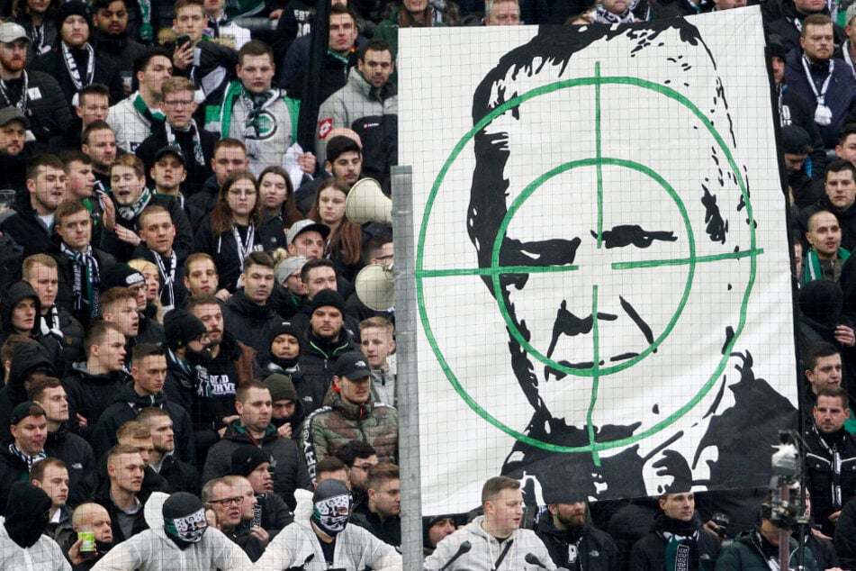 Zuletzt wurde Hoffenheim-Mäzen Dietmar Hopp häufig von Fußballfans beleidigt. Das Bild zeigt ein Plakat aus der Partie der TSG gegen Borussia Mönchengladbach.