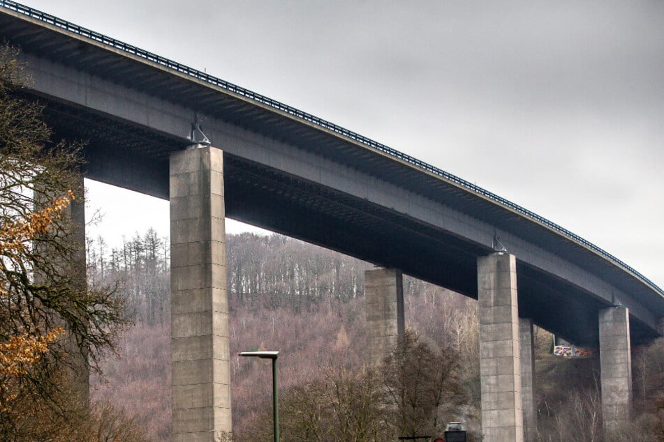 Ganz besonders die marode Rahmede-Talbrücke auf der A45 hat es den Brücken-Gegnern angetan.