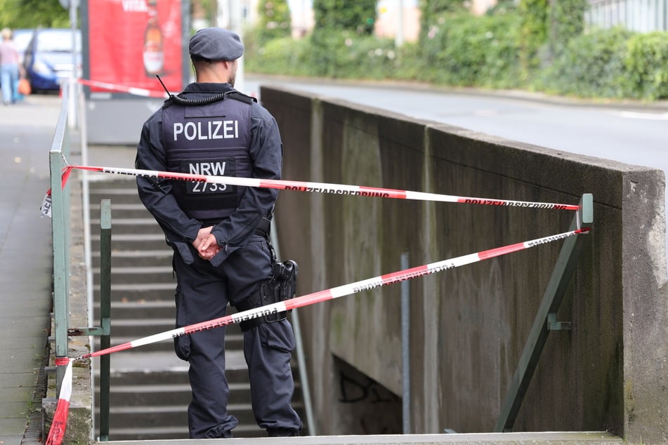 Die Polizei sperrte einen Fußgängertunnel in Solingen ab.