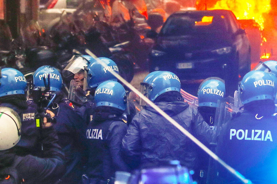 Randale in Neapel: Hooligans wollten Hotel der Eintracht-Spieler stürmen