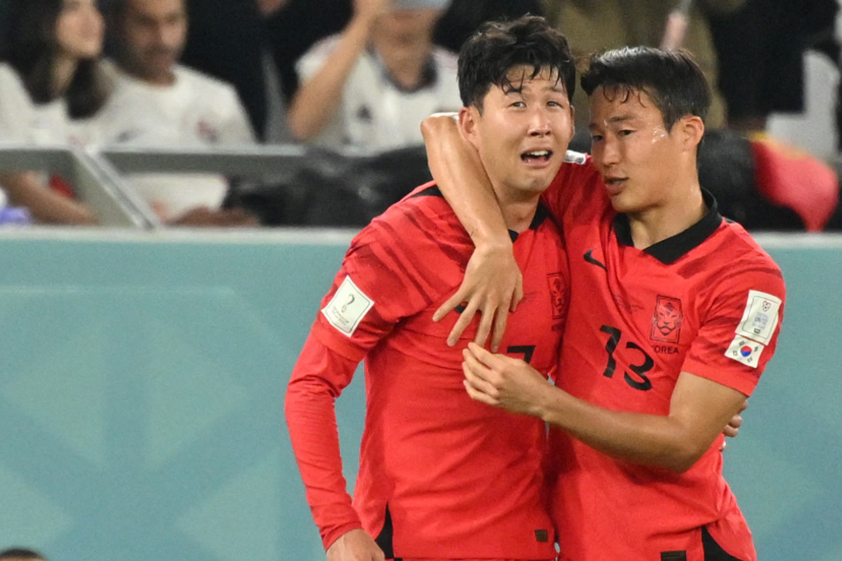 An der Seite des koreanischen Top-Stürmers Heung-min Son (30, l.) feierte Jun-ho Son (31) den Einzug in die K.o.-Runde der WM 2022.