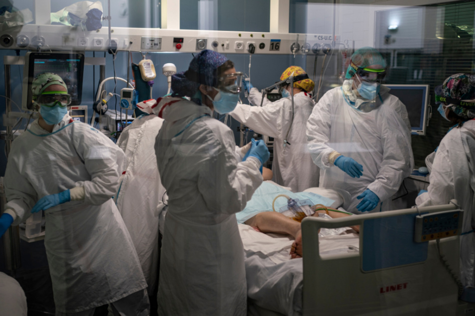 Barcelona: Ein Covid-19-Patient wird auf der Intensivstation des Hospital del Mar von einem Team behandelt.