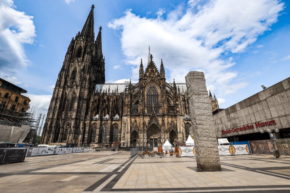 Wegen der Evakuierung ist die Domplatte vor dem Kölner Dom menschenleer.