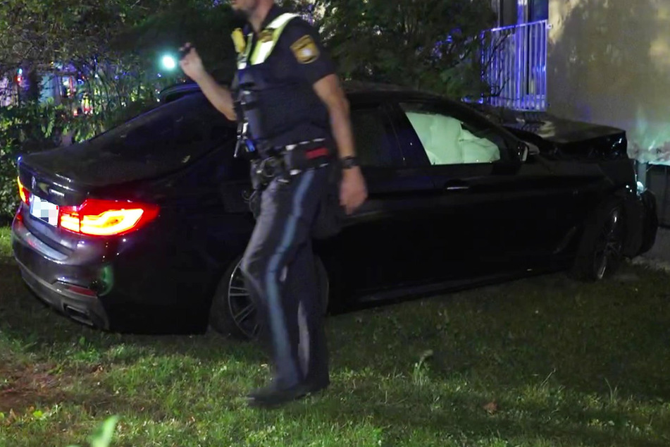 Die Verfolgungsjagd mit der Polizei endete für den BMW-Fahrer in der Nacht von Donnerstag auf Freitag an einer Hauswand.