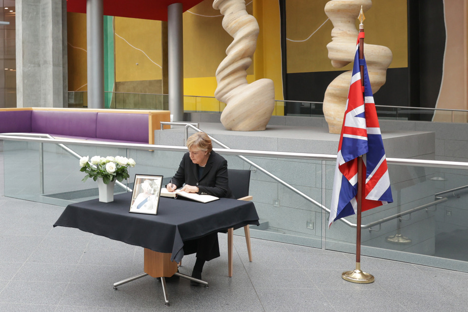 Die ehemalige Bundeskanzlerin Angela Merkel (68) kondoliert der Queen in der britischen Botschaft in Berlin.