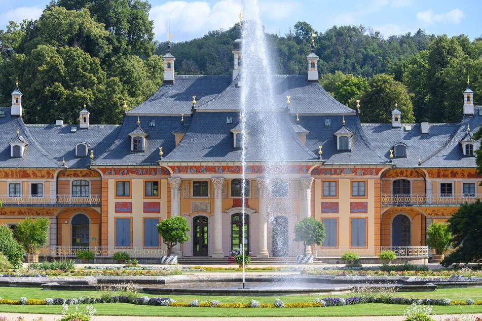 Beim Pillnitzer Chorsommer sorgt diesmal der Chor der Stadt Löbau vor dem Wasserpalais für die musikalische Sonntagsauszeit.