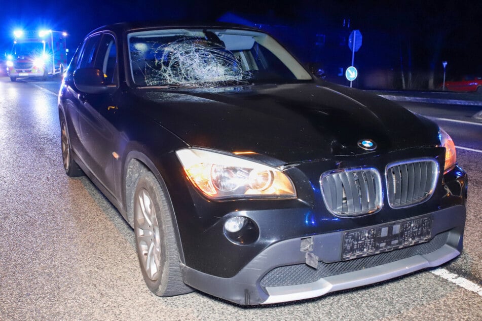 Mann läuft bei Dunkelheit über die Straße und wird von BMW erfasst: Lebensgefahr!