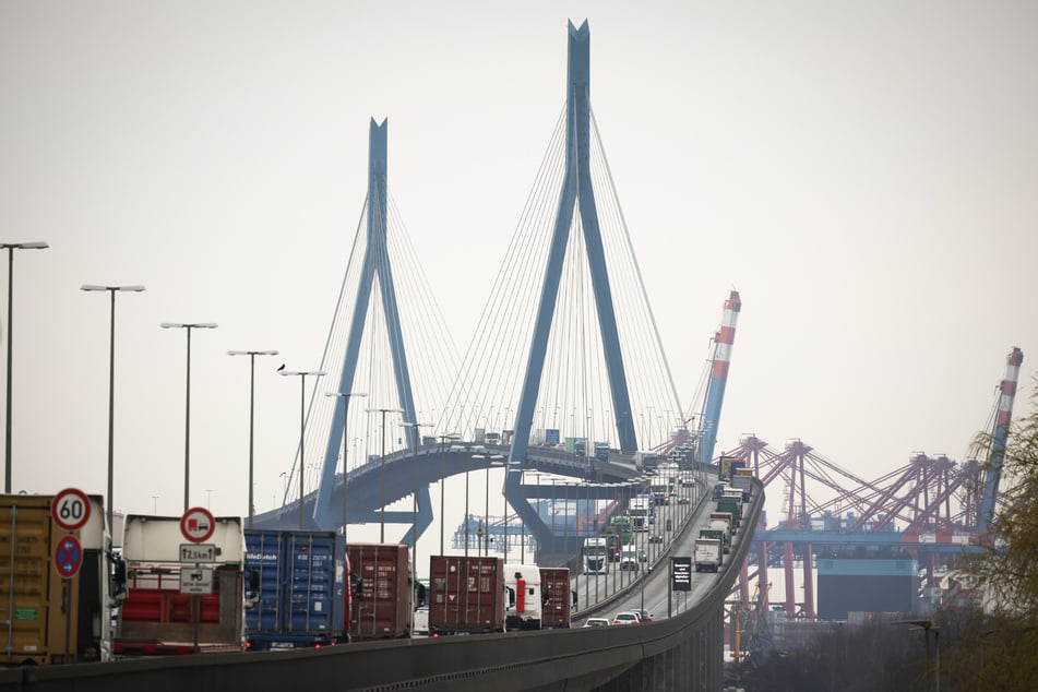 Das 1974 fertiggestellte Bauwerk kann nach Angaben der Wirtschaftsbehörde nicht saniert werden und hindert große Containerschiffe an der Durchfahrt zum Terminal Altenwerder.