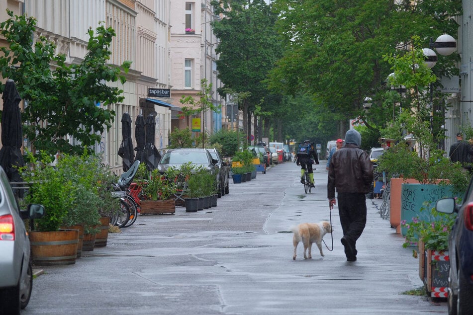 Die Stadt führe regelmäßig Kontrollen auf dem Abschnitt der Merseburger Straße durch. Darüber hinaus sind auch bauliche Maßnahmen geplant, um die Fußgängerzone deutlicher zu machen.