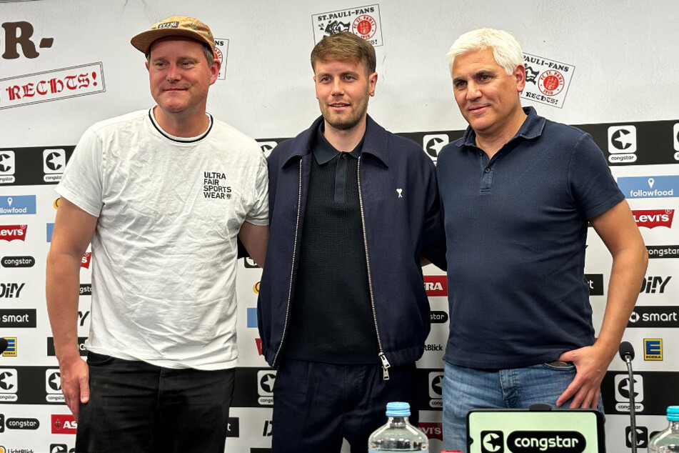 Das FCSP-Aufsteiger-Trio, Vereinspräsident Oke Göttlich (48, l.), Cheftrainer Fabian Hürzeler (31, M.) und Sportchef Andreas Bornemann (52) bei der Presserunde am Montag.