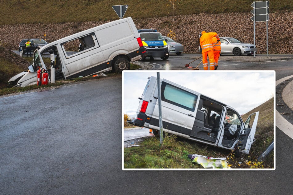 Unfall im Kreisverkehr: Transporter kracht in Straßengraben, drei Schwerverletzte