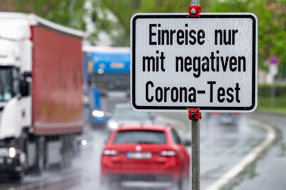 Furth im Wald: Ein Schild mit der Aufschrift "Einreise nur mit negativen Corona-Test" steht an der deutsch-tschechischen Grenze.