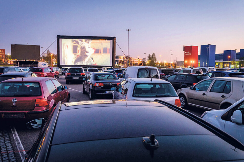 Die Autokino-Premiere auf dem Messeparkplatz war restlos ausverkauft.