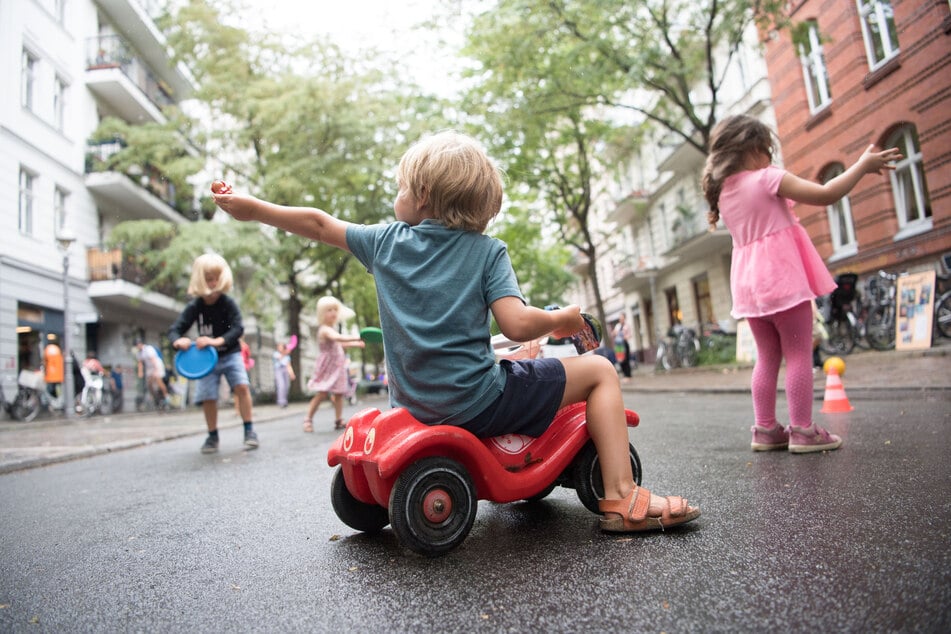 Temporäre Spielstraßen regelmäßig auch für Chemnitz? Für ein paar Stunden gehört die Straße dann den Kindern. (Symbolfoto)