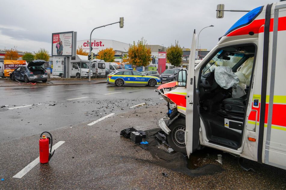 Rettungswagen im Einsatz verunglückt: Fünf Verletzte in Heilbronn