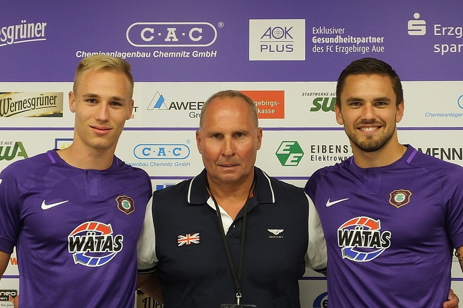 FCE-Boss Helge Leonhardt mit seinem erfolgreichen Sturm-Duo Florian Krüger (l.) und Pascal Testroet.