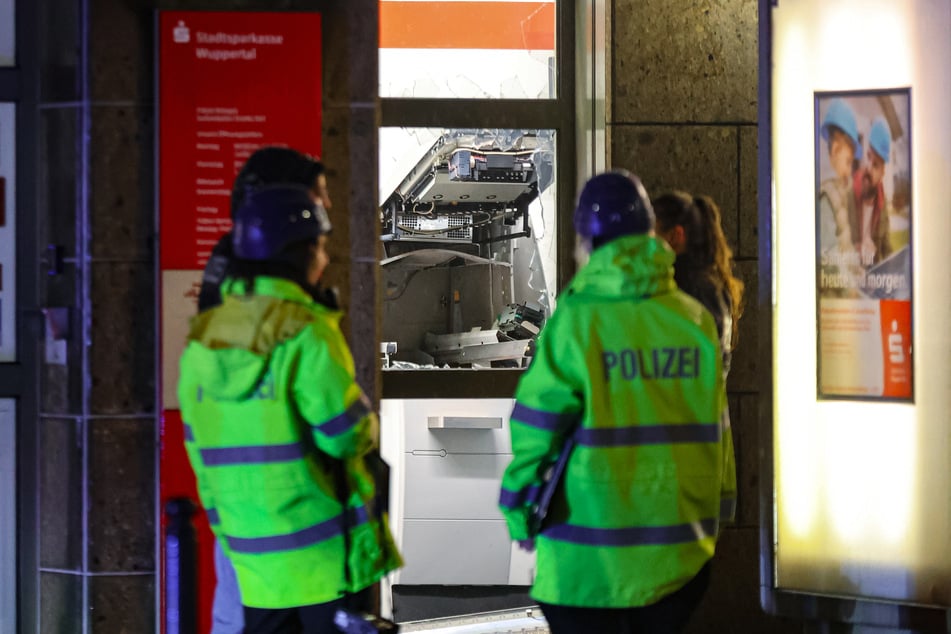Polizisten sicherten nach der Sprengung des Geldautomaten in Wuppertal Spuren.