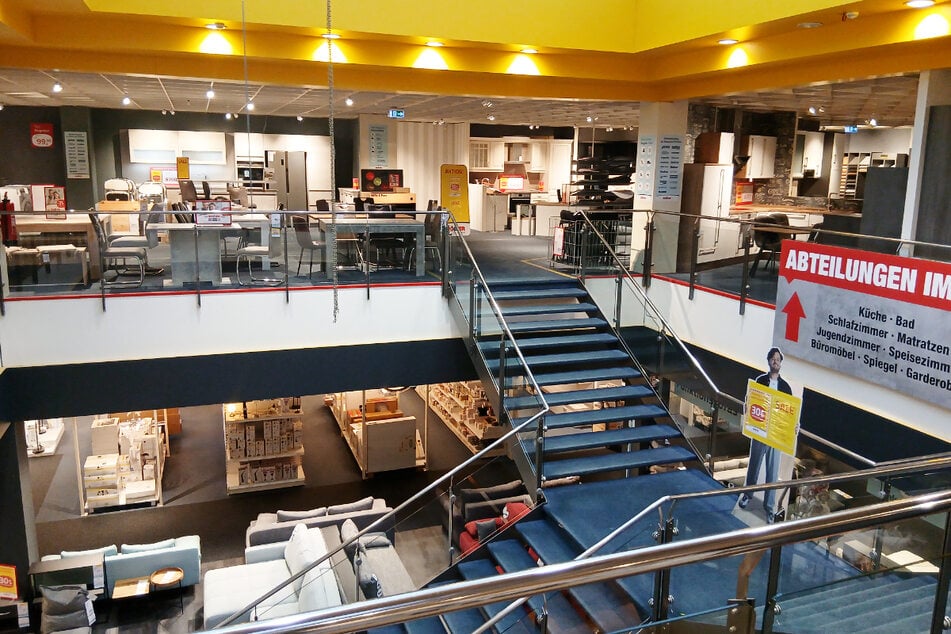 Im Abverkauf bei ROLLER in Oldenburg gibt's jetzt satte 30 Prozent Rabatt¹ auf viele Möbel.