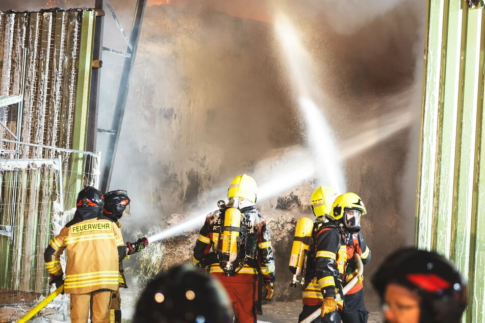 Die Feuerwehr bei den Löscharbeiten an der Lagerhalle.