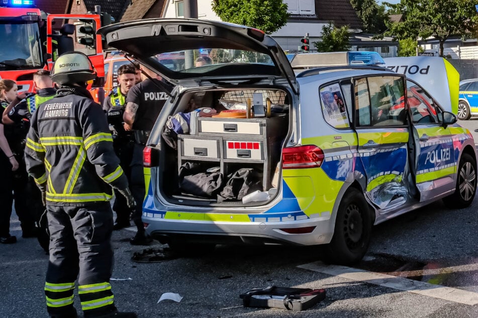 Auto und Streifenwagen kollidieren: Polizeifahrzeug überschlägt sich, mehrere Verletzte