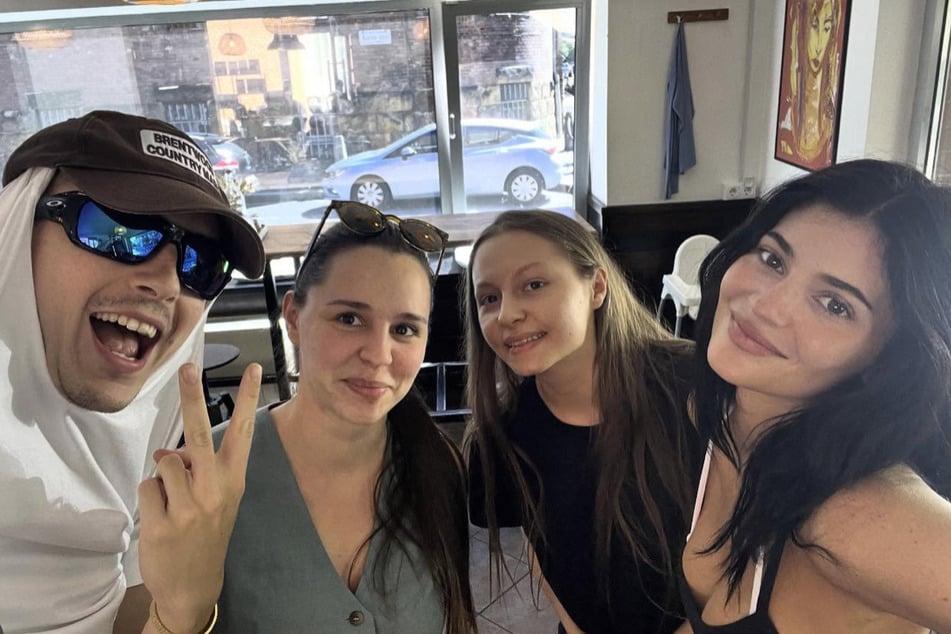 Kylie Jenner (r.) and Timothée Chalamet (l.) posed with baristas in Budapest amid rumors that the two secretly split up.