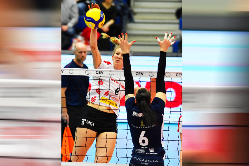 DSC-Topscorerin Monique Strubbe im Angriff gegen Santorinis Anika Brinkmann.