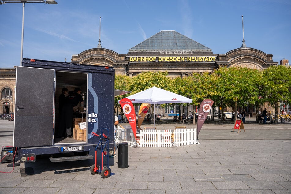 Die kostenlosen Nuss-Nougat-Produkte wurden am Freitag vor dem Neustädter Bahnhof verteilt.